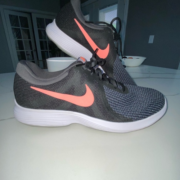 Nike Revolution women’s running shoes women’s size 12 - Picture 3 of 9